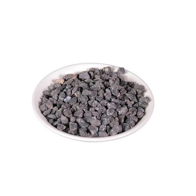 Bruin aluminiumoxidepoeder met een massa-dichtheid van 2,0-2,5 g/cm3 en een CaO-gehalte van 0,1%